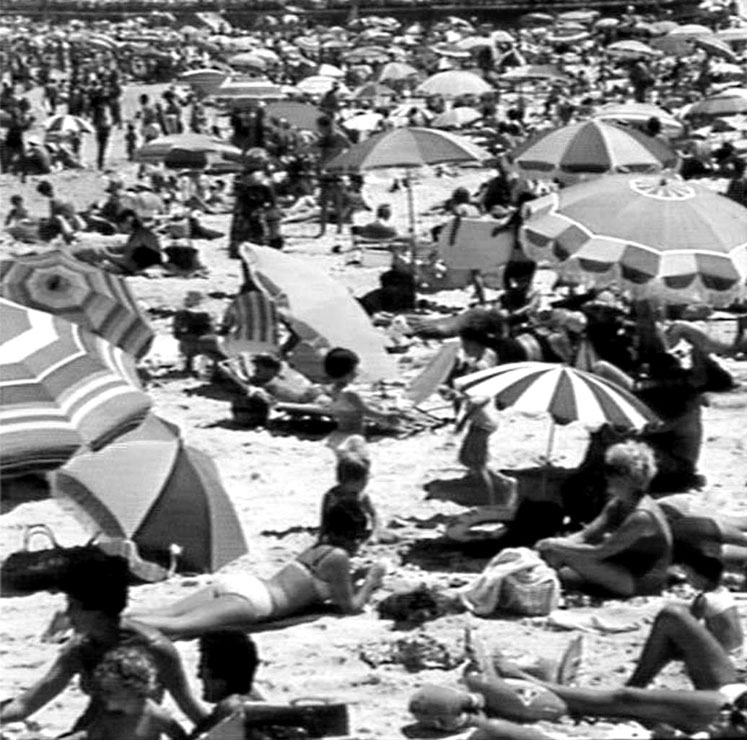 Crowrd on Bondi Beach, 1968. Photo: Jack Hickson. State Library of NSW  APA-46143.